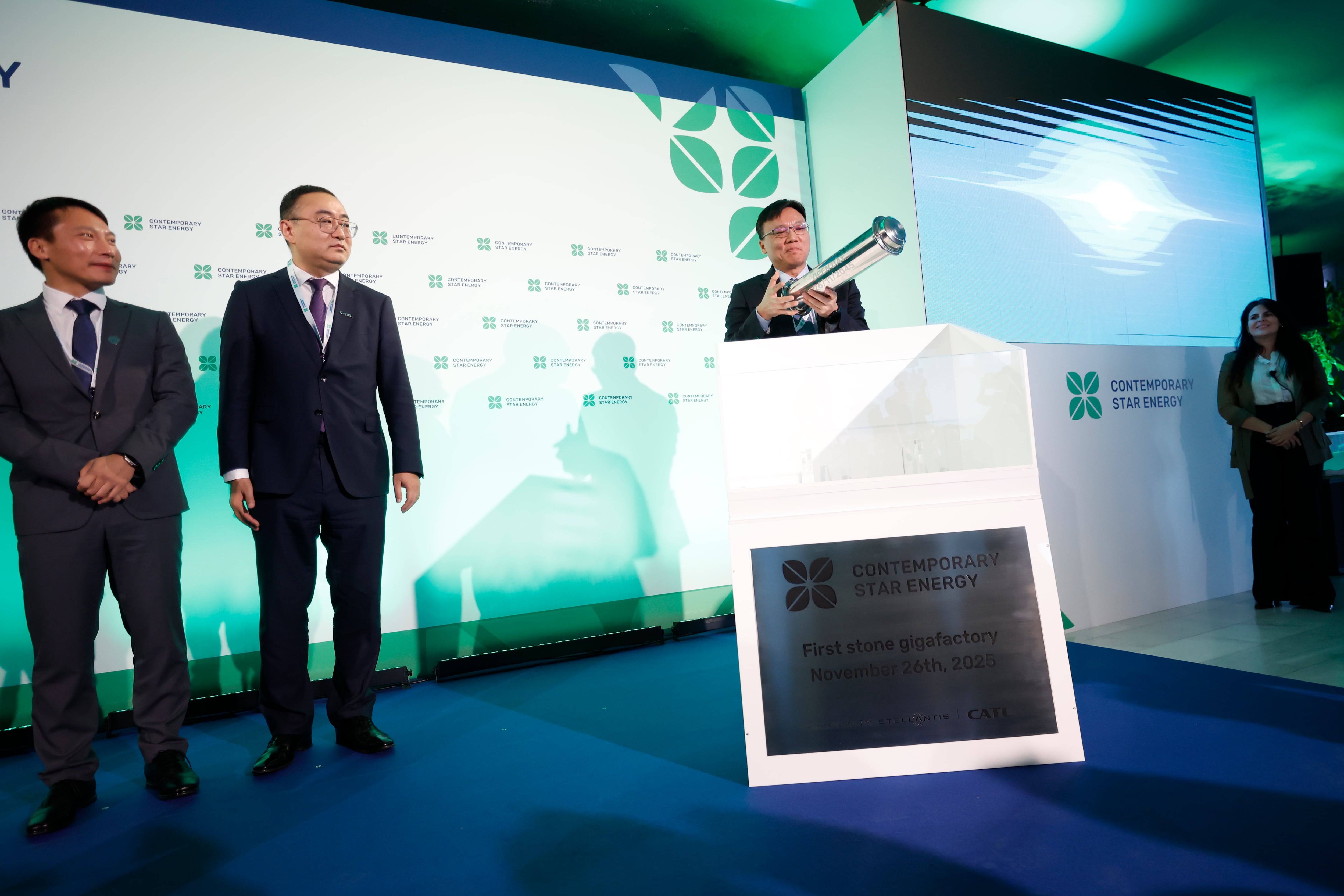 FIGUERUELAS (ZARAGOZA), 26/11/2025.- Andy Wu (d), consejero delegado de Contemporary Star Energy (CSE), durante el acto de colocación de la primera piedra de la gigafactoría de baterías de Stellantis. La fábrica de baterías de coches promovida por Stellantis junto a la multinacional china CATL comienza su andadura con la colocación de su primera piedra y la previsión de estar operativa en 2028 para producir un millón de baterías al año, con una facturación de más de 10.000 millones de euros y dar trabajo a unas 3.000 personas.EFE/ Javier Cebollada