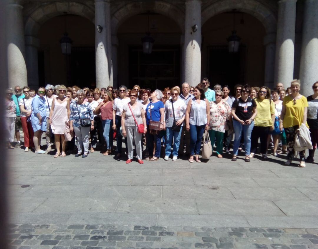 Concentración usuarios de la piscina José Carlos Casado