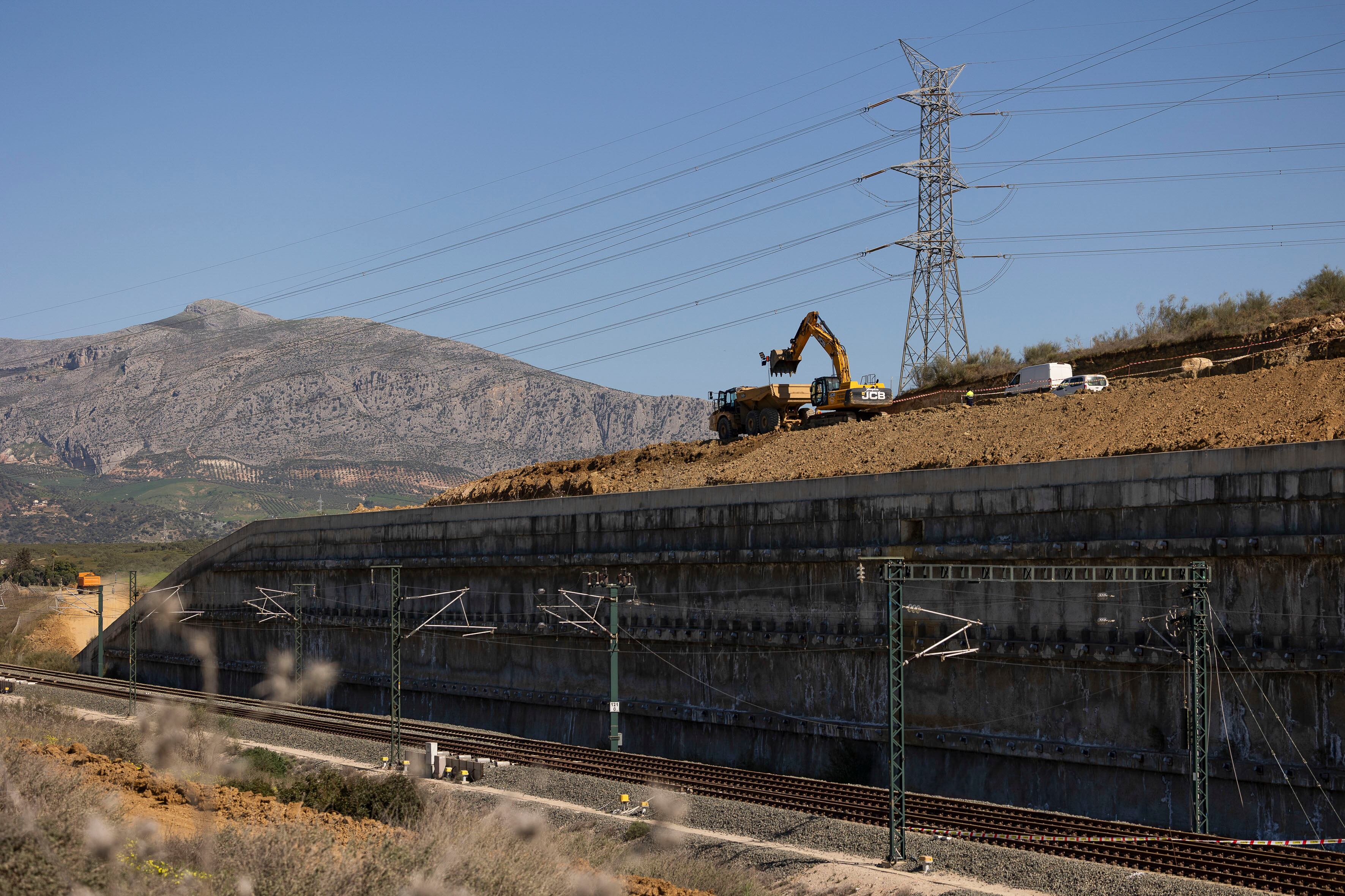 ÁLORA (MÁLAGA), 16/03/2026.- Trabajos de recuperación de la línea de alta velocidad a Málaga, afectada por un desprendimiento de tierras en el punto kilométrico 121 de la línea de AVE Córdoba-Málaga a su paso por el término municipal de Álora, y cuya reapertura no se prevé antes de la última semana de abril. EFE/ Carlos Díaz