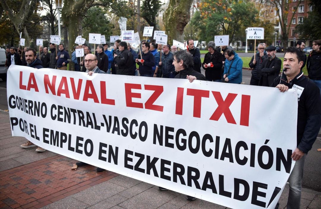 Miembros del comité de empresa y trabajadores de La Naval concentrados hoy frente al Palacio Euskalduna de Bilbao, donde el lehendakari, Iñigo Urkullu, interviene en un foro económico.