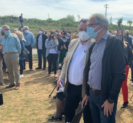 El presidente de la Diputación y alcalde de Camponaraya, Eduardo Morán, conversa con el alcalde de Ponferrada, Olegario Ramón antes de empezar el acto