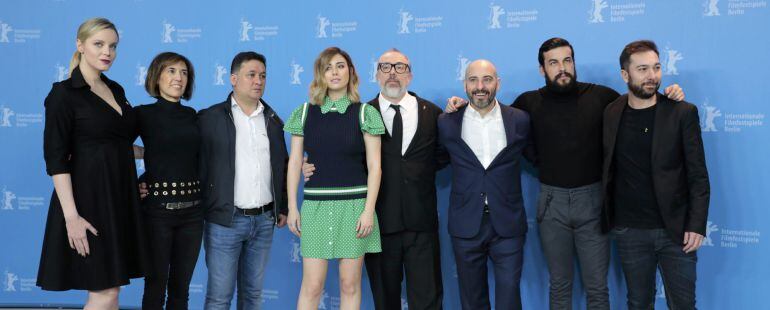 El director de cine, Alex de la Iglesia, posa en el centro junto a parte de actores y productores de su nueva película, &#039;El Bar&#039;, en el Festival Internacional de Cine de Berlín.