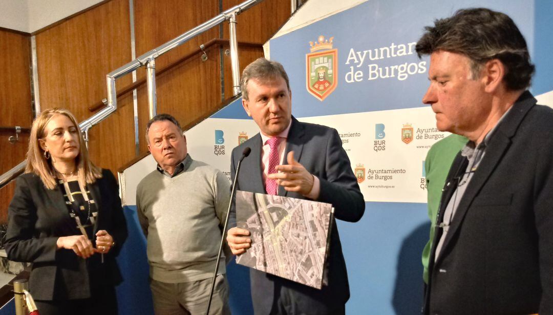 El alcalde de Burgos, Javier Lacalle, acompañado de vecinos de El Crucero en la explicación del proyecto del Bulevar Sur