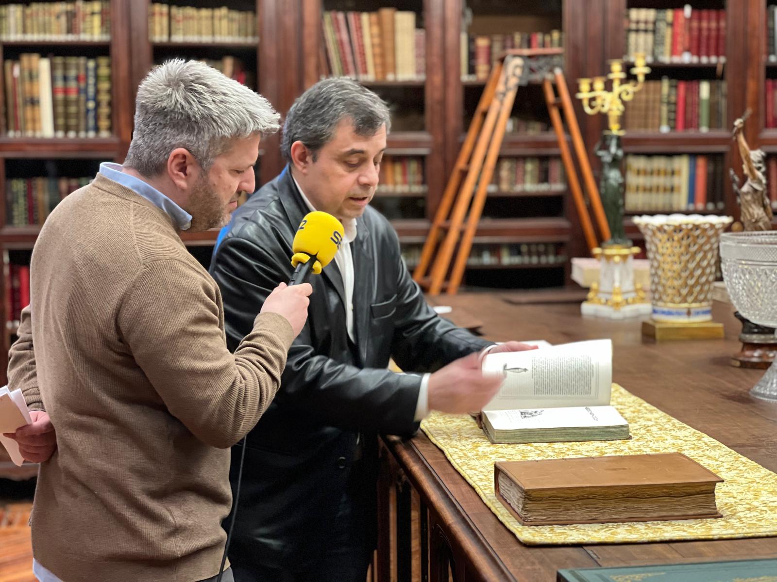 Valentín Moreno, bibliotecario de la Real Biblioteca del Palacio Real, y Aimar Bretos