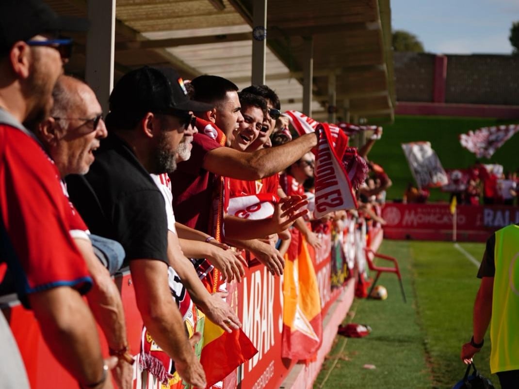 Un centenar de aficionados del Real Murcia anima al equipo en Tarazona, después de más de seis horas de viaje.
