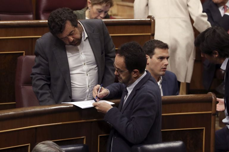 El portavoz socialista, Antonio Hernando (2d), conversa con el portavoz de Ciudadanos, Miguel Ángel Gutiérrez (i), durante el pleno del Congreso