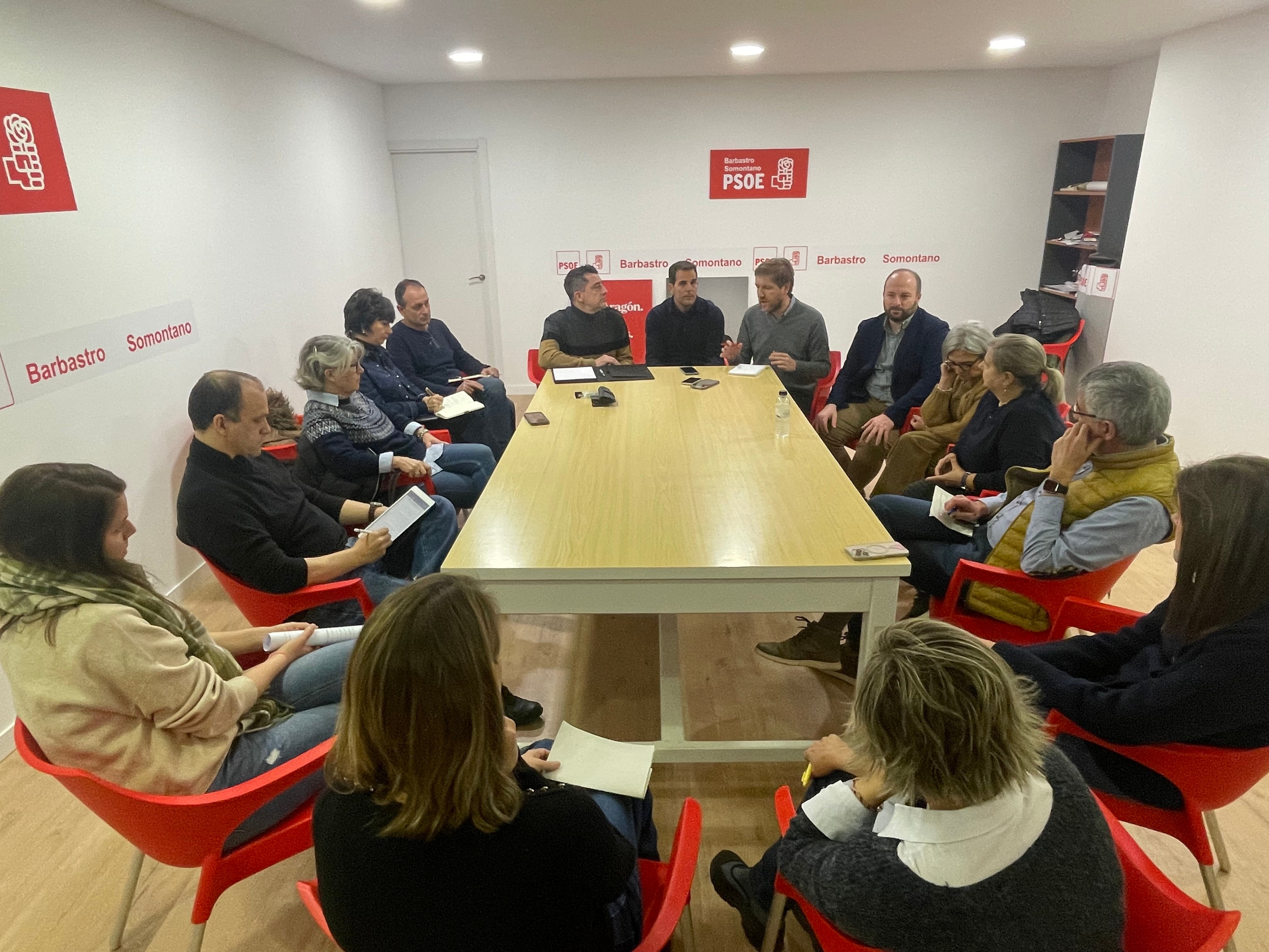 Reunión de candidatos del PSOE con la Plataforma por la Sanidad de Barbastro