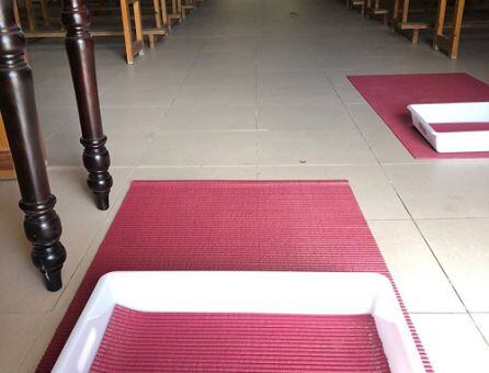 Obligatorio desinfectarse los zapatos a la entrada al templo.