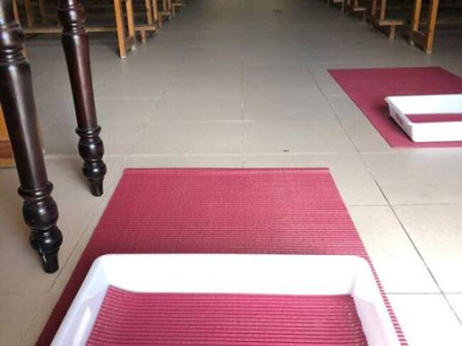 Obligatorio desinfectarse los zapatos a la entrada al templo.