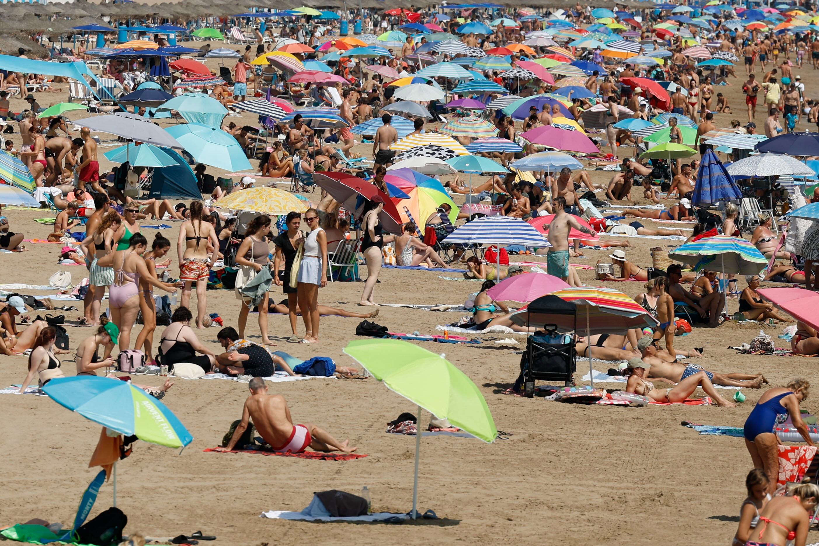 Bañistas en la playa de las Arenas en València.