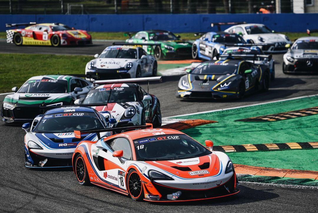 El McLaren de Faust Salom al capdavant de la cursa a Monza.