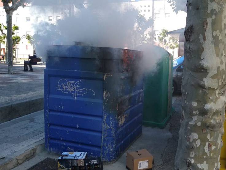 Imagen de archivo de contenedores ardiendo en Palencia