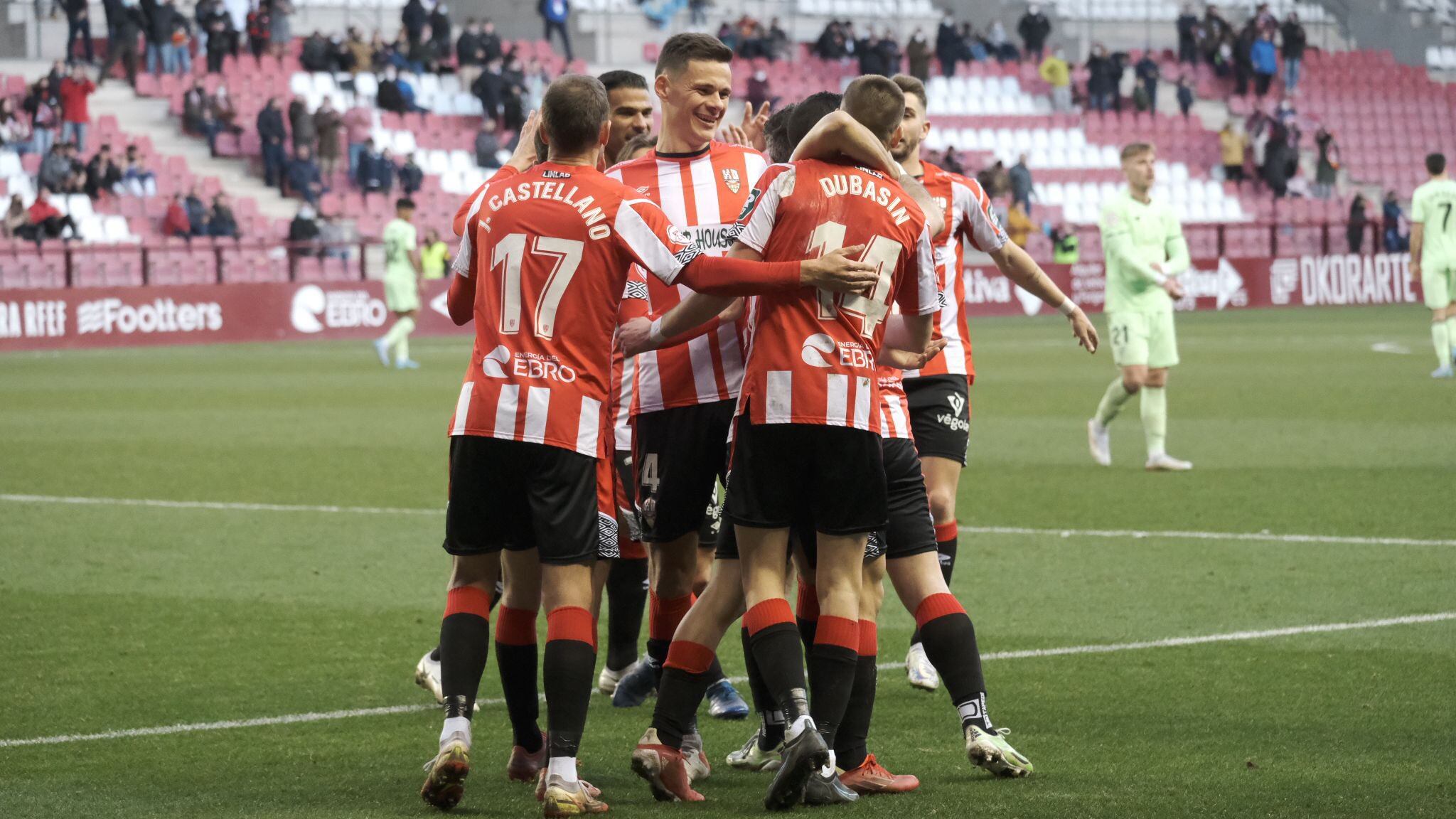 La UD Logroñés celebra el gol de Duba