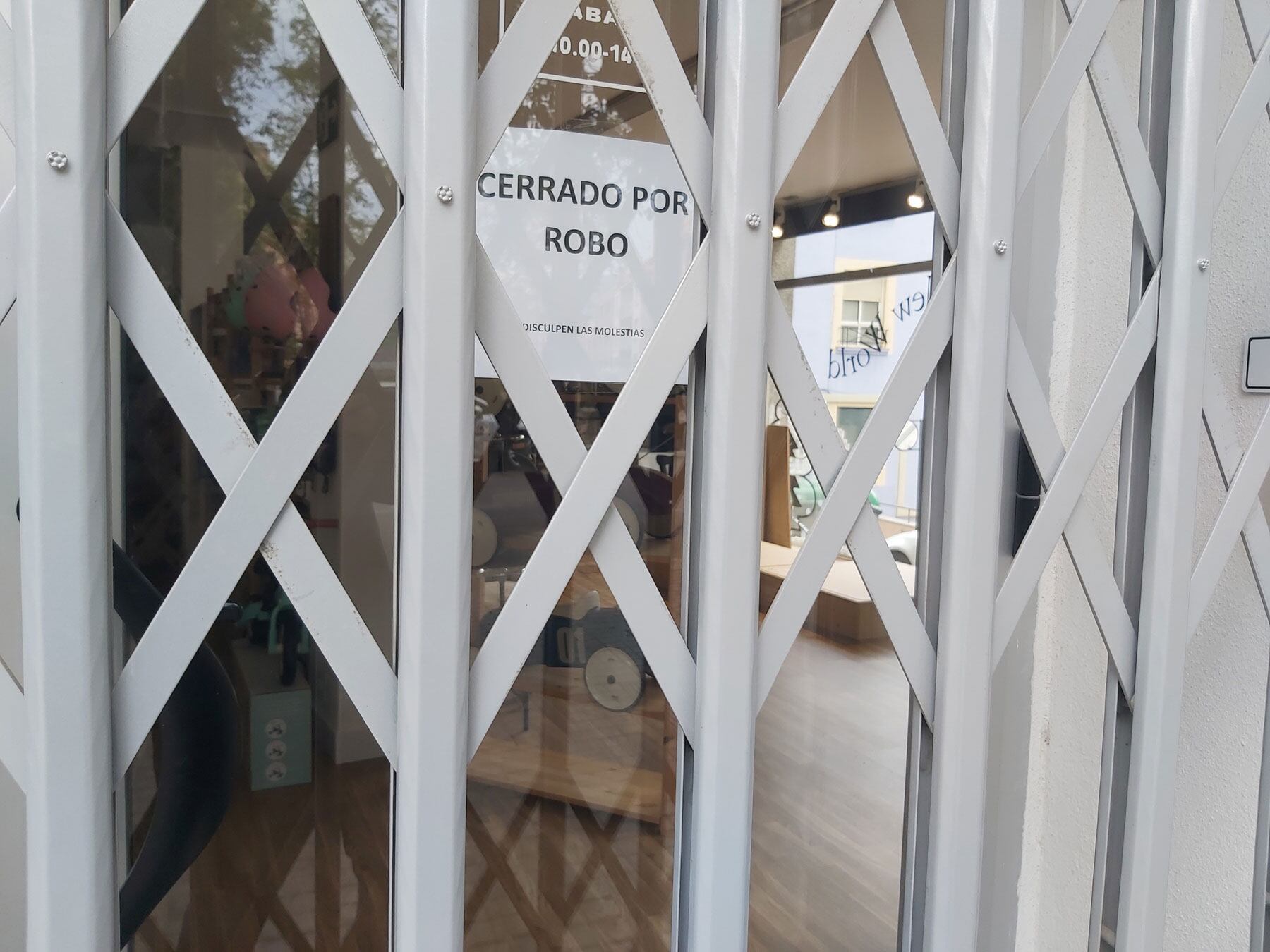 Imagen del cartel que se puede ver en la puerta principal del comercio que estaba cerrada
