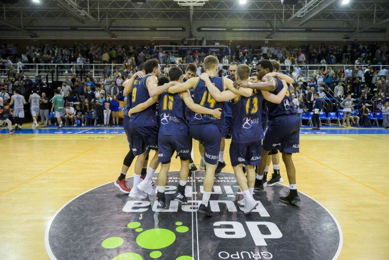 Los jugadores del Unión Financiera Baloncesto Oviedo celebran una victoria en Pumarín.