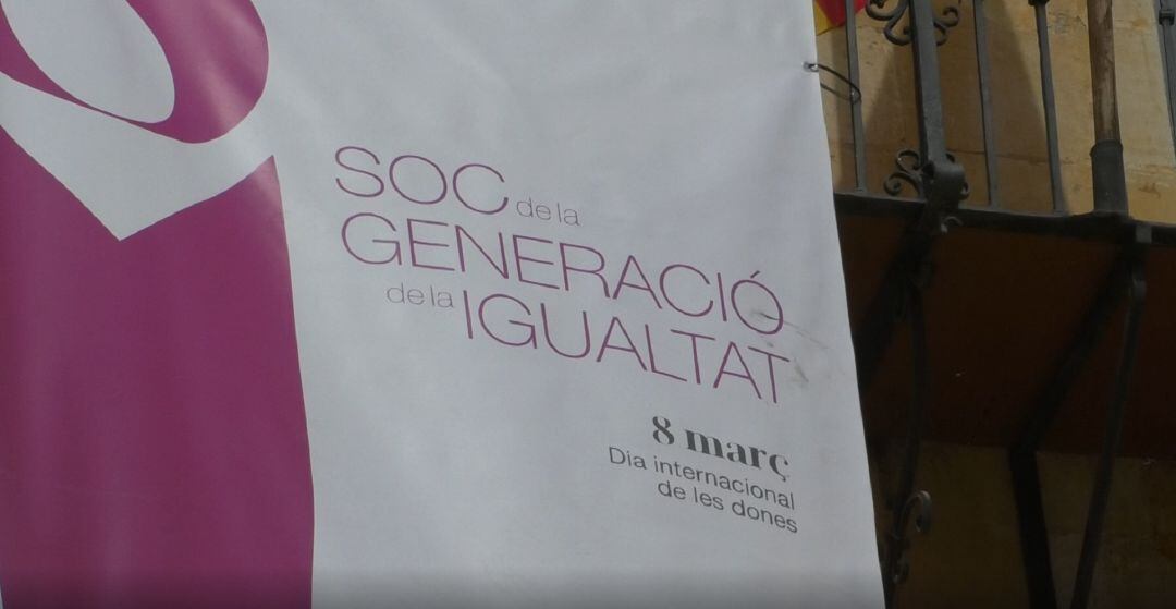 Pancarta en la fachada del ayuntamiento de Elche