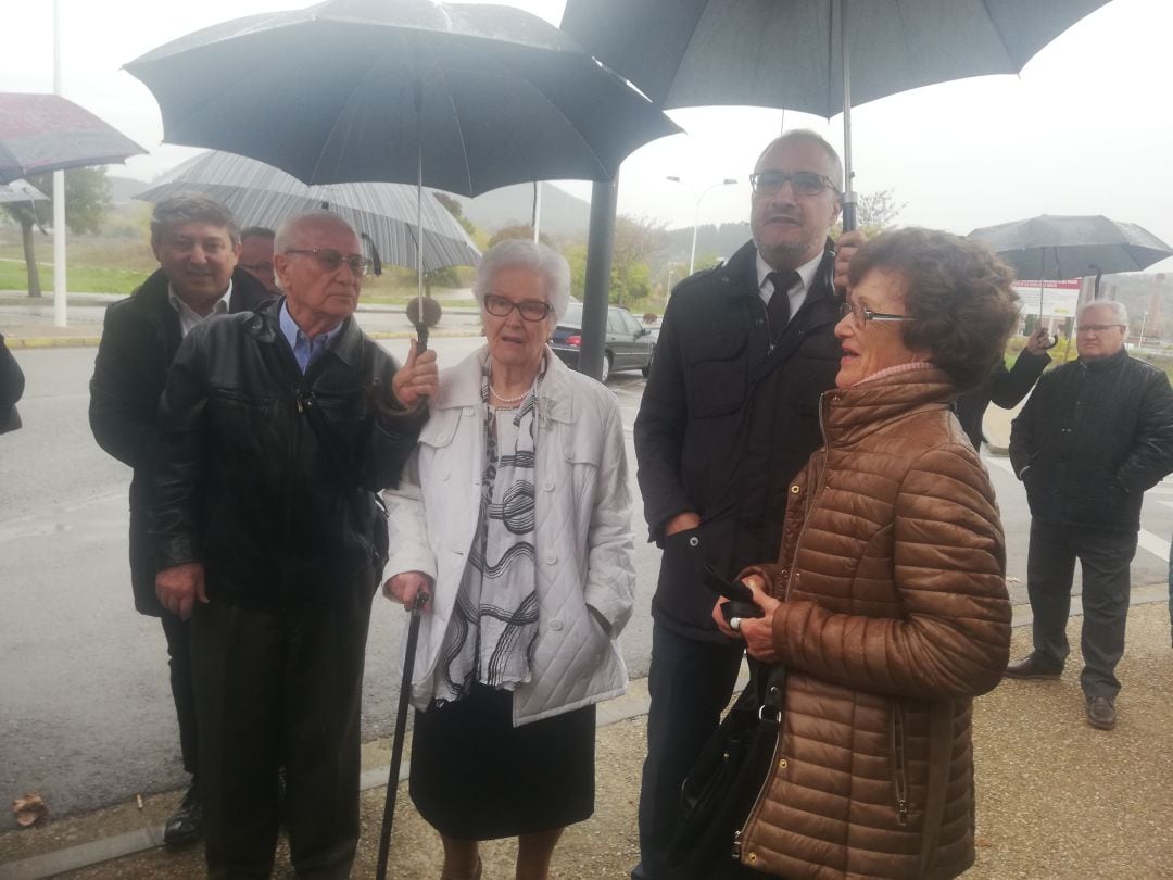 El alcalde, Olegario Ramón y el portavoz de USE-Bierzo, Samuel Folgueral junto a los hijos de Puente Falagán, José, Salvadora y Socorro