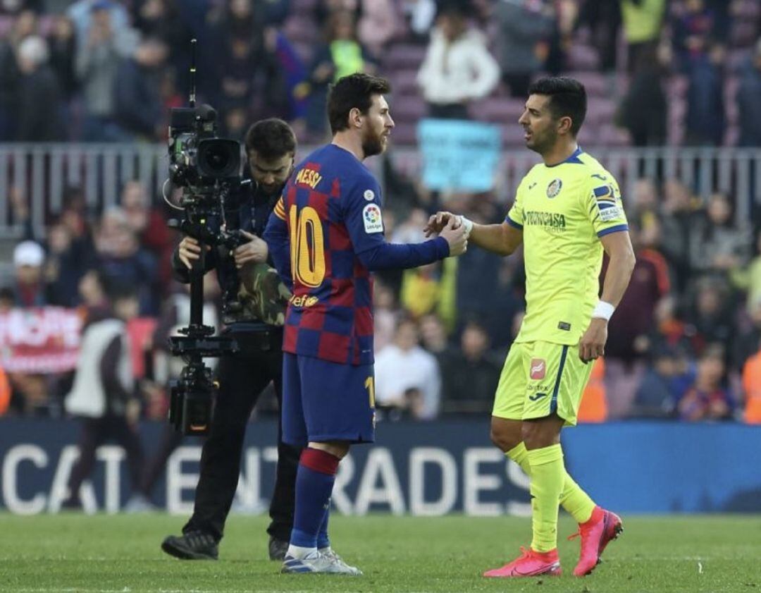 Ángel saluda a Messi a la conclusión del Barcelona-Getafe.
