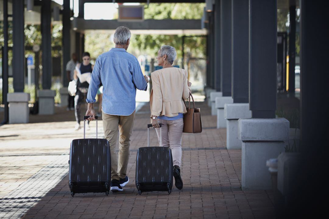 Una pareja mayor pasea recién llegada a la ciudad.