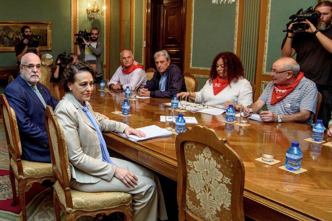 La ministra de Trabajo, Migraciones y Seguridad Social, Magdalena Valerio (2i), se reúne con representantes de los pensionistas, en una jornada de movilizaciones de este colectivo en toda España