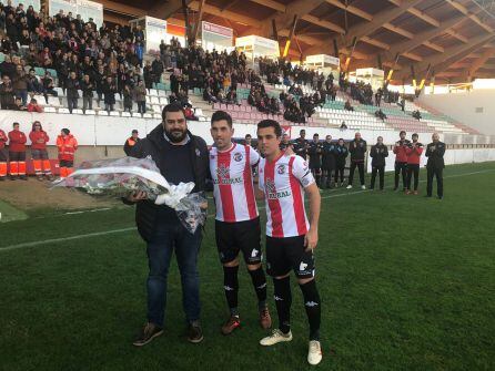 Gabino Bobo junto a los capitanes Carlos Ramos y Dani Hernández