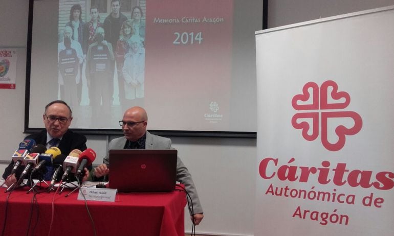 Carlos Sauras, presidente de Cáritas Aragón, y Fran Yaqüe, secretario regional, durante la presentación de la Memoria 2014