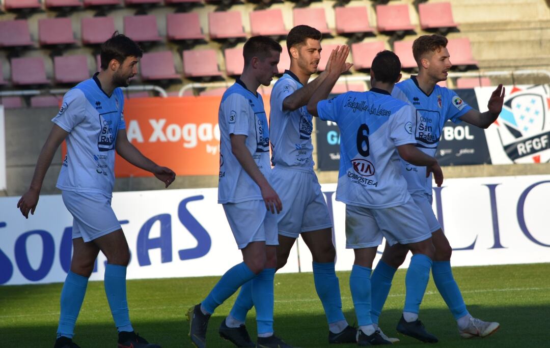 Los jugadores del Compos celebran uno de los goles marcados al Porriño el pasado domingo