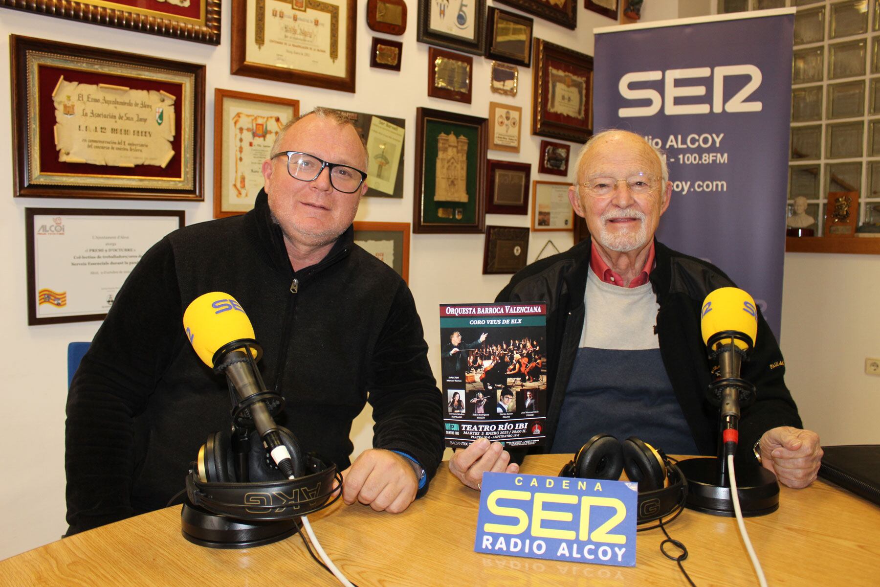 Manuel Ramos y Vicent Tamarit con un folleto del concierto del 3 de enero en el estudio central de Radio Alcoy