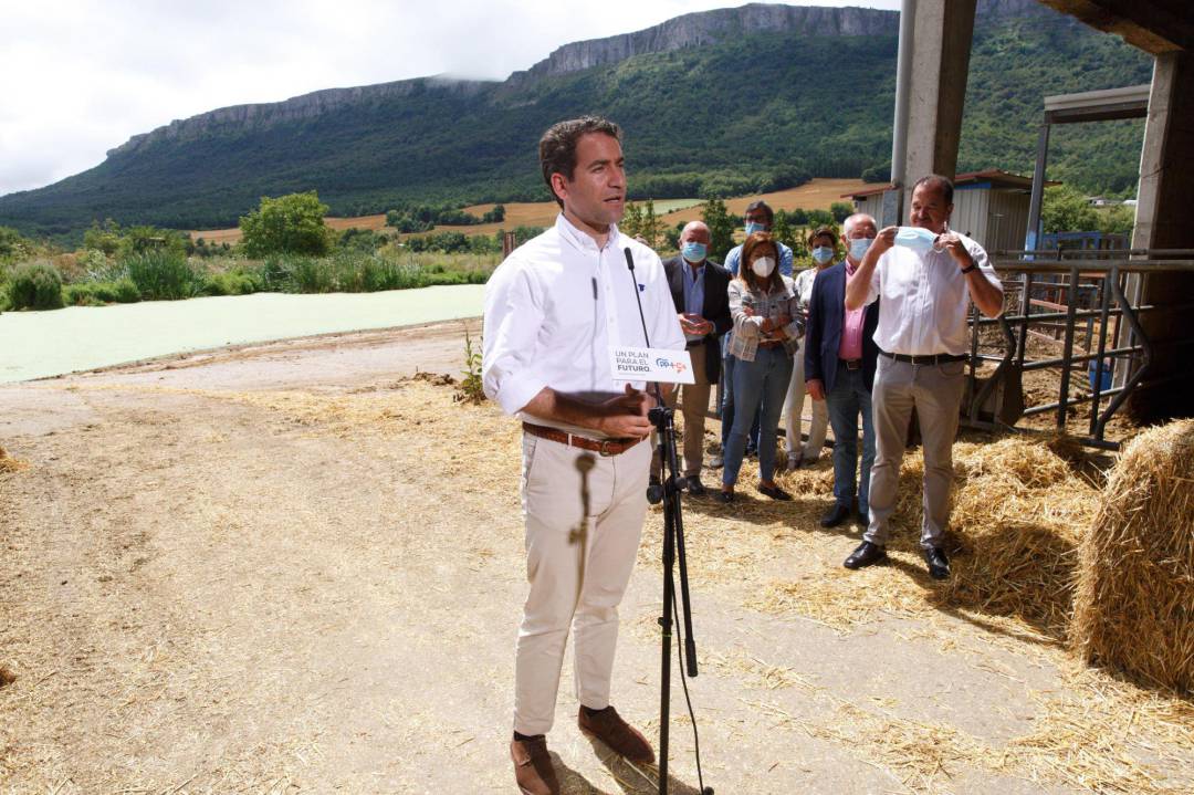 El secretario general del PP, Teodoro García Egea, ha participado este lunes en un acto de apoyo al sector primario junto al candidato del PP a lehendakari, Carlos Iturgaiz, el la localidad alavesa de Kuartango.