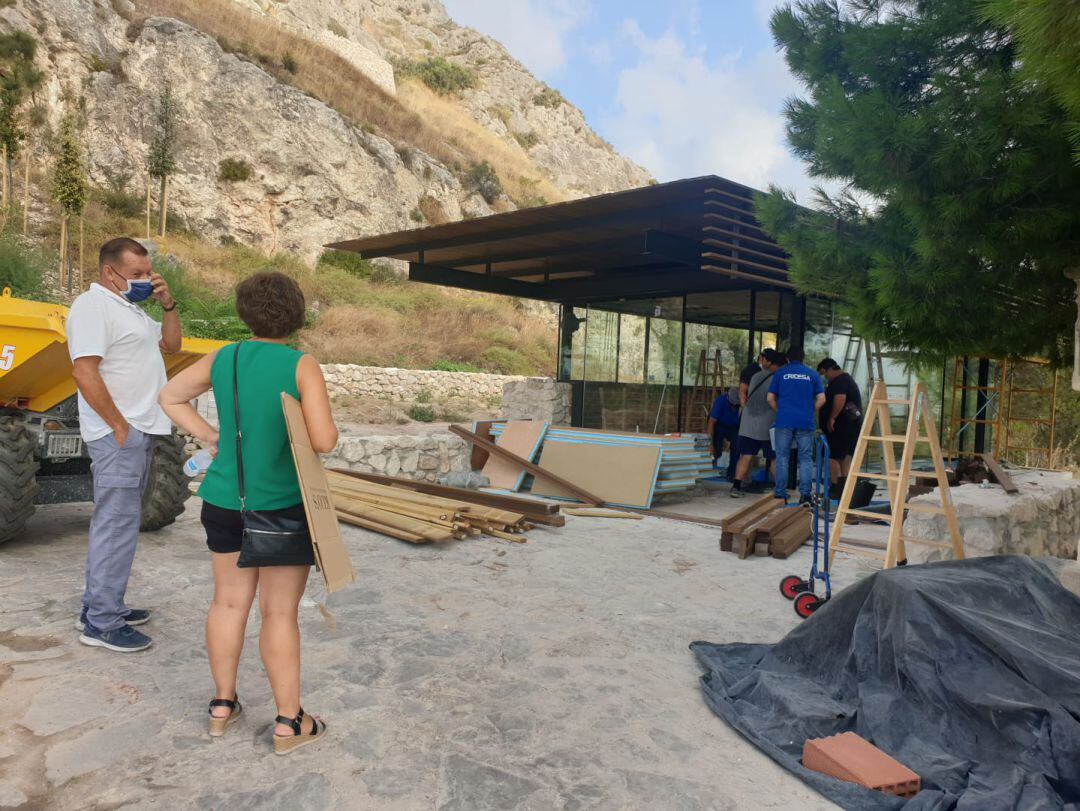La edil de Turismo, Maite Gimeno, visitando las obras de adecuación para el museo en el castillo de Castalla.