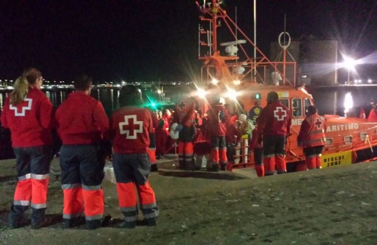 Los migrantes han sido trasladados al puerto de Málaga