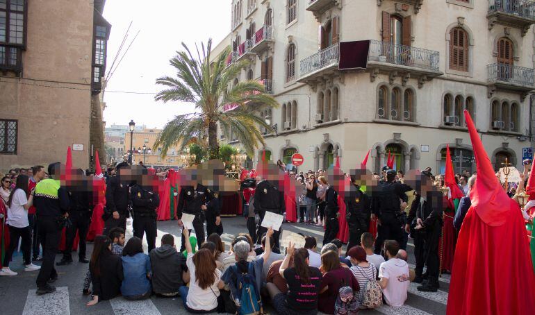Protesta animalista en Semana Santa