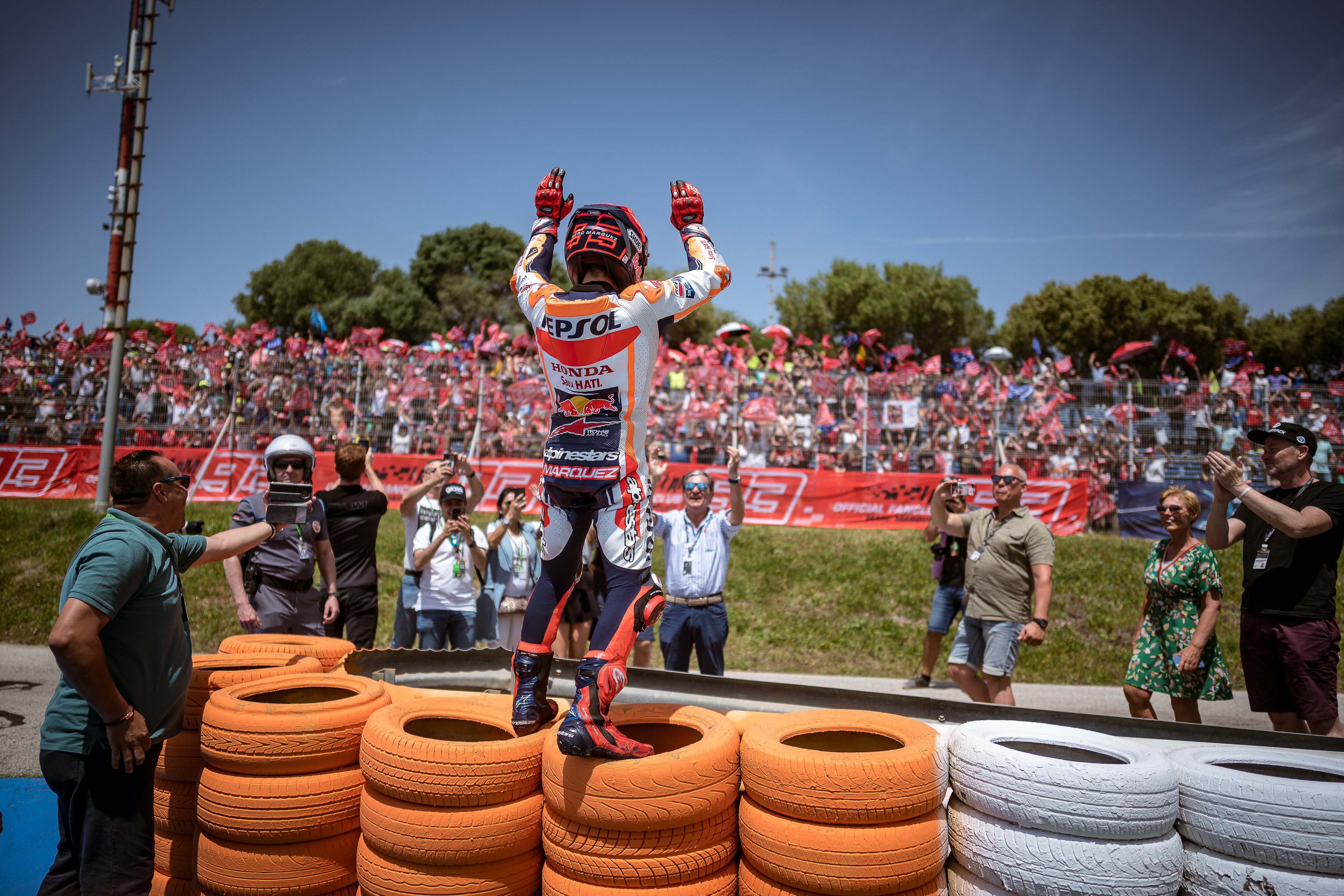 Marc Márquez, celebrando con sus aficionados tras la carrera de Jerez