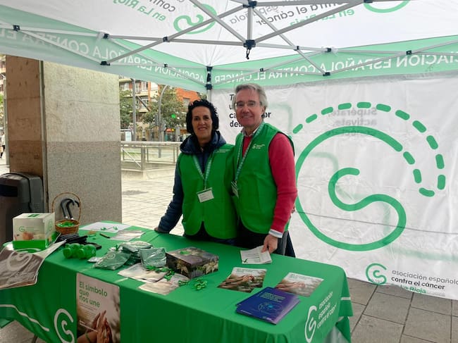 Mesa informativa de la Asociación Española contra el Cáncer en Logroño