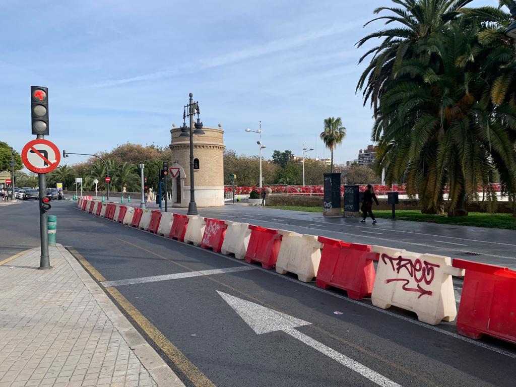 Cortado el puente de las Flores de València para reforzar su estructura dañada por el incendio