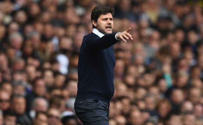 Pochettino da ordenes durant eun partido del Tottenham en la Premier 