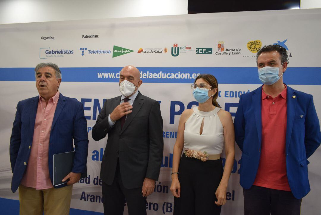 De izq a dcha, Graciano Palomo, director del curso, Jesús Julio Carnero, Consejero de Agricultura y Ganadería, Raquel González, alcaldesa de Aranda, y Enrique García, director de San Gabriel