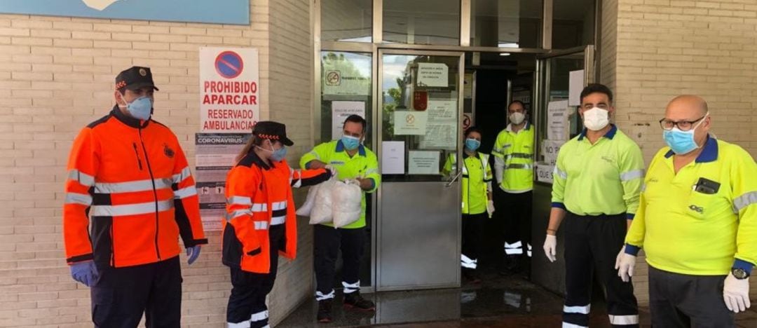 Entrega de mascarillas procedentes de la solidaridad de los alcantarilleros en diferentes centros sanitarios