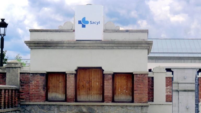 Una chapa con el logo del Sacyl cubre el escudo de piedra