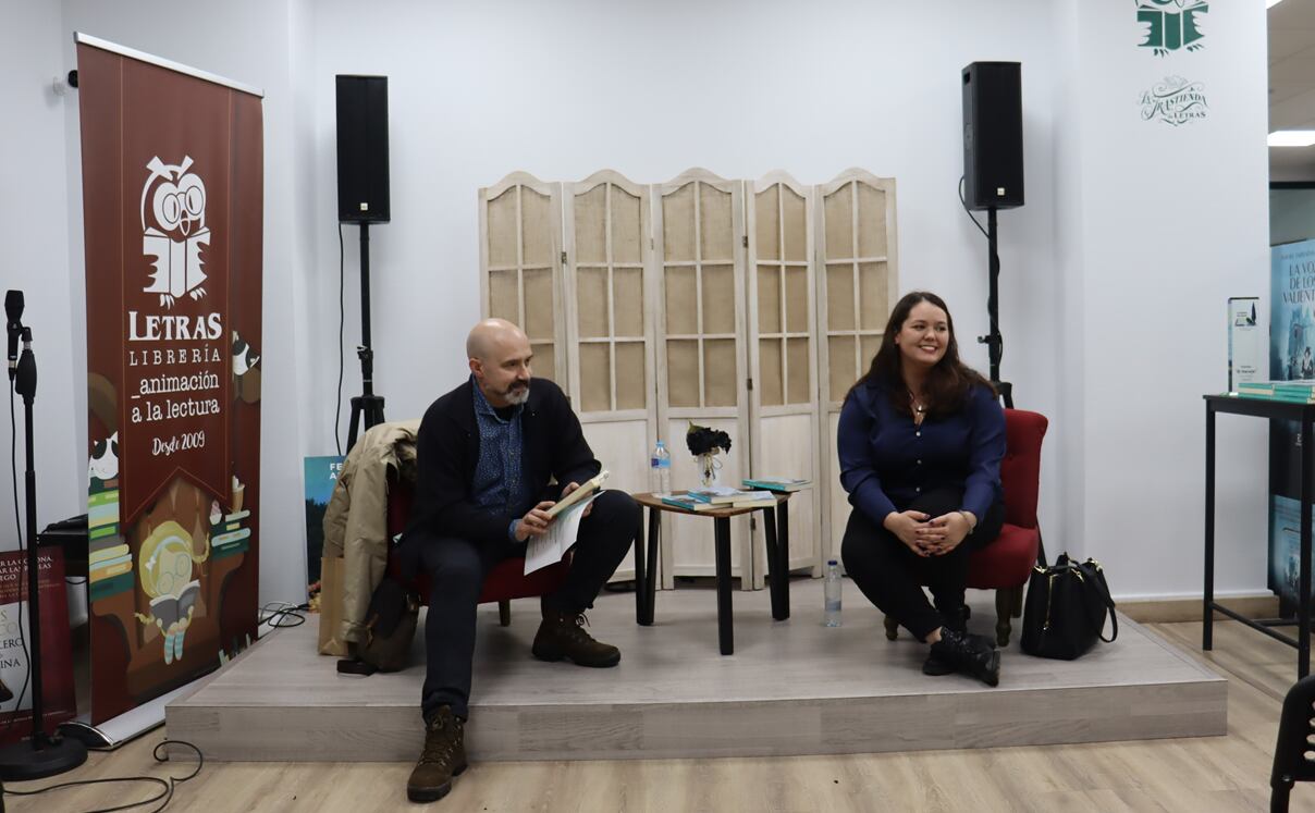 Leticia Vicente con Miguel Ángel Pegarz en la presentación del libro