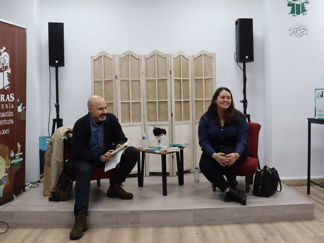 Leticia Vicente con Miguel Ángel Pegarz en la presentación del libro