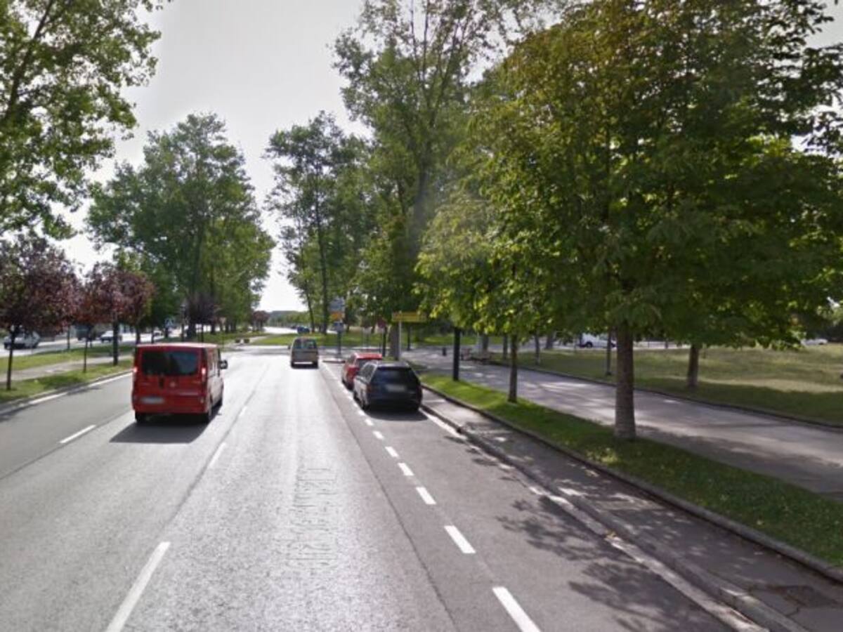 Sorprendido cuando conducía su vehículo por la acera y bebido en Vitoria