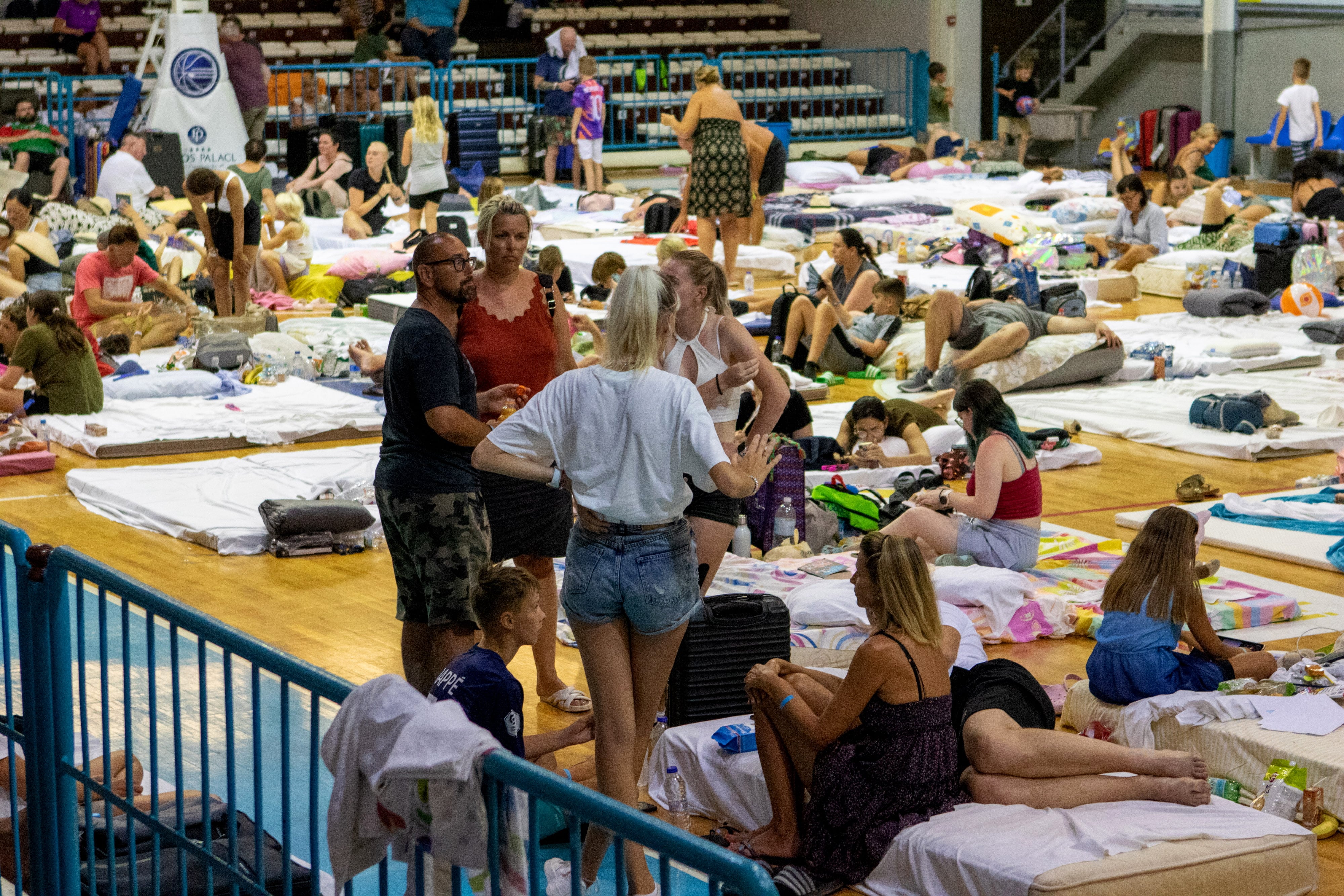 Asklipio (Greece), 23/07/2023.- Tourists and residents are resting in Venetokleio sports Arena, wich is converted into a shelter after a wildfire, on Rhodes island, Greece, 23 July 2023. Firefighters battle wildfires on the island of Rhodes burning in three active fronts. The fire operation is focused on preventing the fire from spreading further as strong winds cause constant rekindling of the fire. The Dodecanese Islands Police Directorate said the several villages and towns were evacuated for preventative reasons and visitors at hotels in areas affected by wildfires. Tour operators have additionally ordered charter flights to land at Rhodes without passengers in order to pick up travelers who wish to leave the island. (incendio forestal, Grecia) EFE/EPA/DAMIANIDIS LEFTERIS
