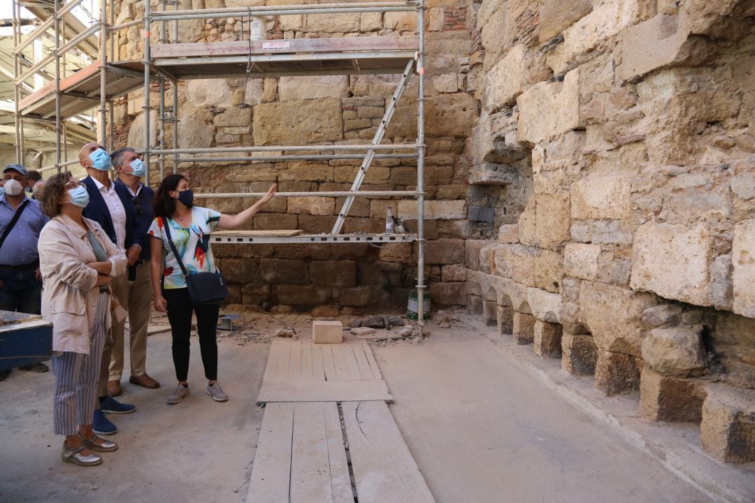 El alcalde y varios concejales han visitado la recuperación de la muralla en la Era del Moro