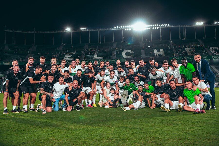 Jugadores, técnicos y auxiliares del Elche CF posan con el Trofeo Festa d'Elx