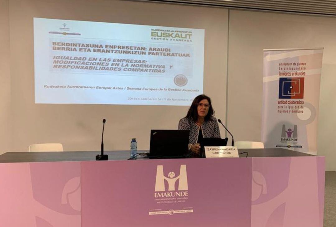 La directora de Emakunde en un acto