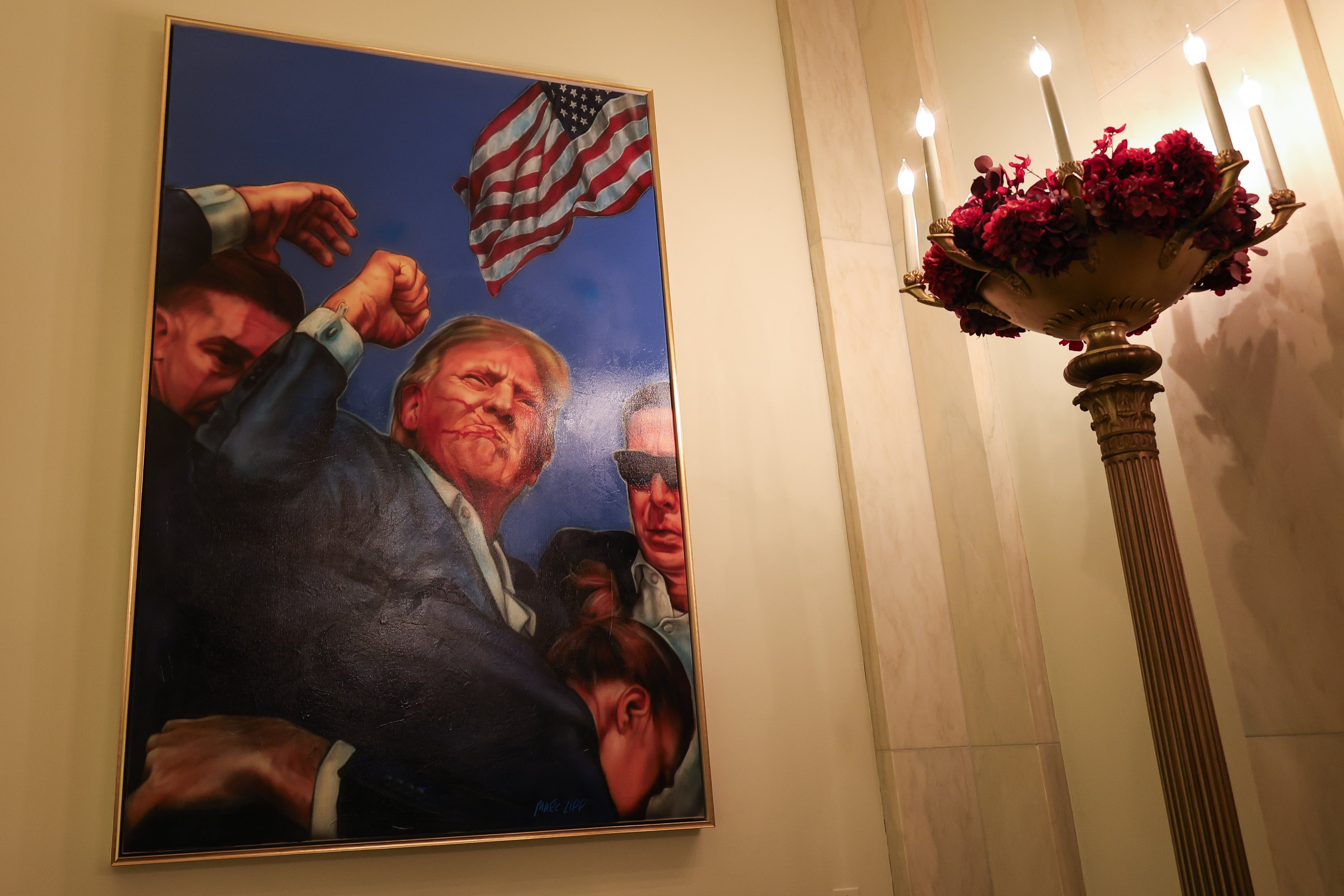 La Casa Blanca exhibe un cuadro sobre el atentado contra Trump. EFE/ Octavio Guzmán