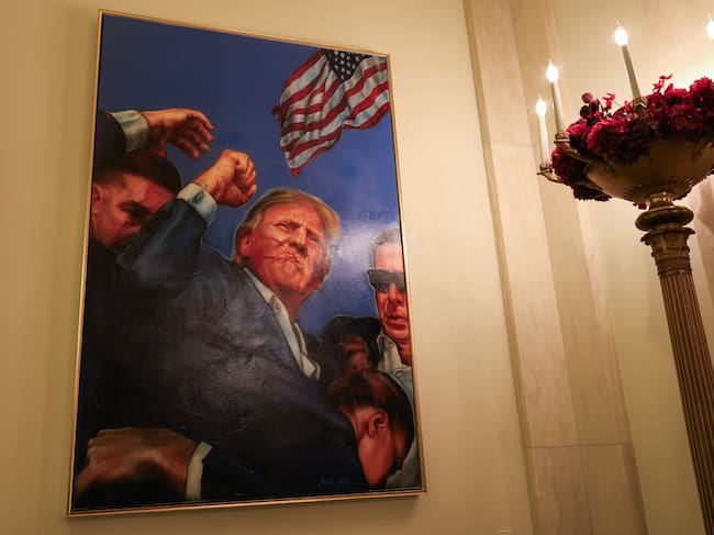 La Casa Blanca exhibe un cuadro sobre el atentado contra Trump. EFE/ Octavio Guzmán