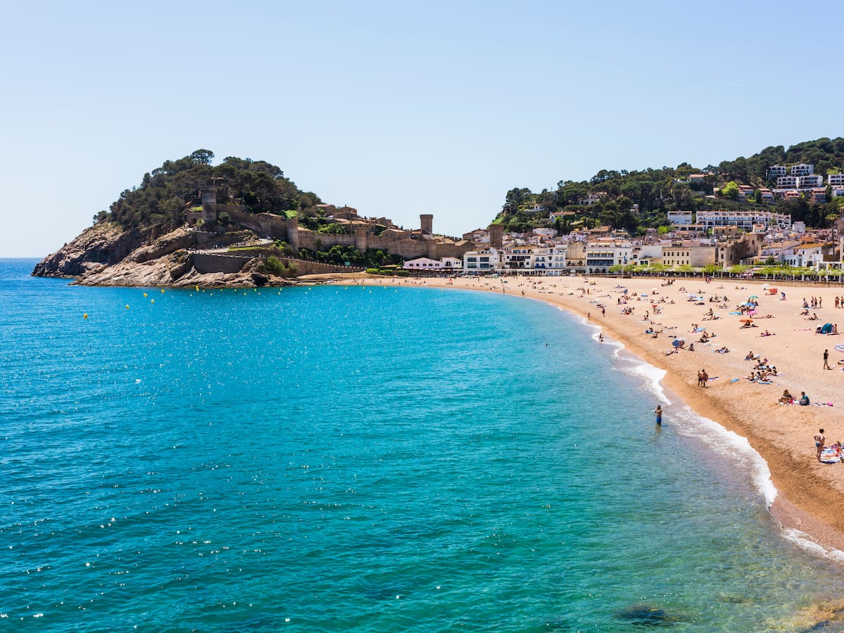 El efecto rebote de la guerra que beneficia a España como "destino seguro" de vacaciones