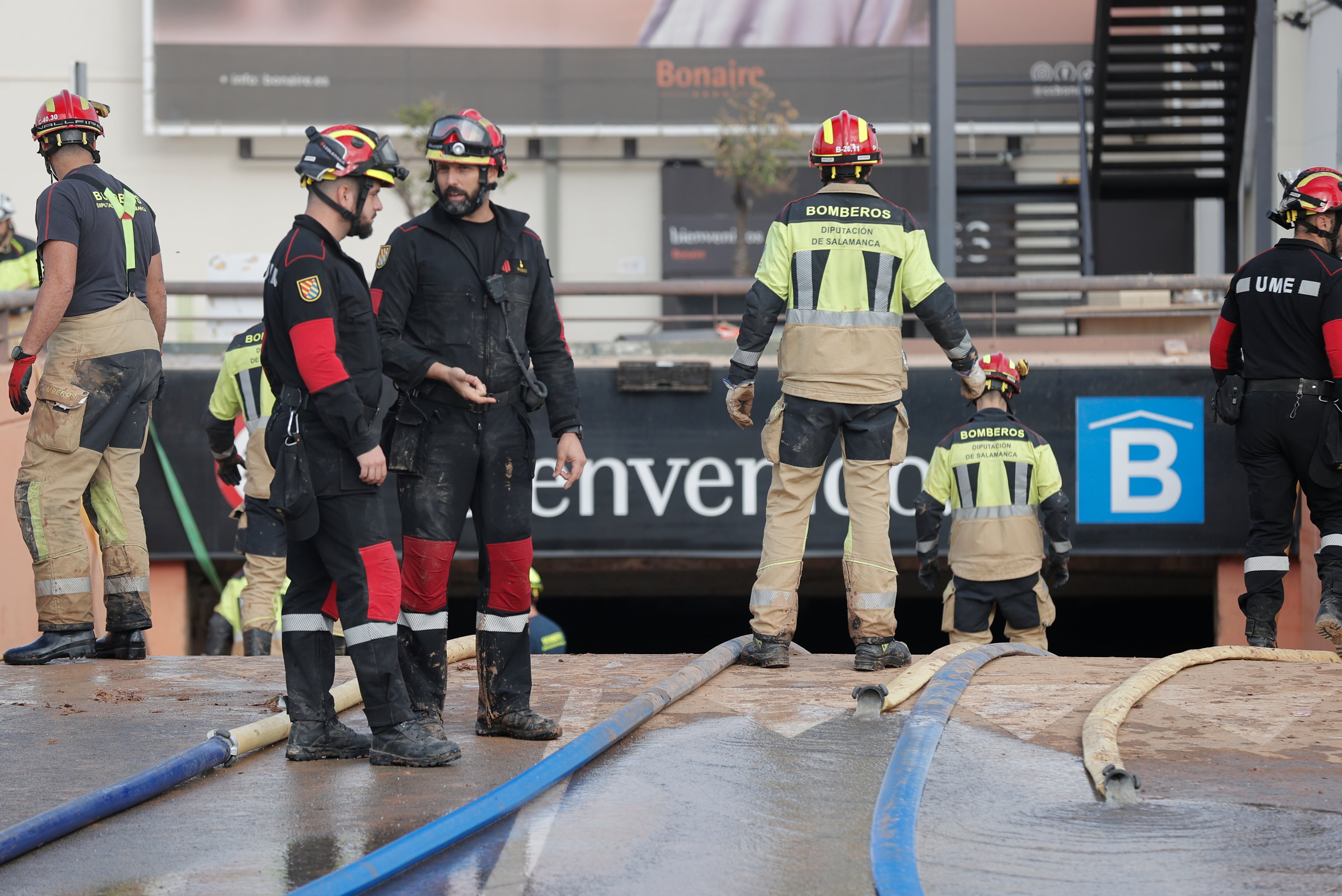 Efectivos de la UME y del cuerpo de Bomberos en Valencia.